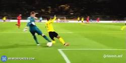 Enlace a GIF: Mignolet disfrazado de Neuer, manda a Aubameyang directo a Gabón