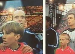 Enlace a Marco Reus y Kevin Großkreutz acompañaron a los jugadores del Liverpool en el 2001 contra el Alavés
