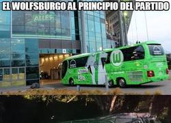 Enlace a El bus del Wolfsburgo ha quedado destrozado
