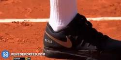 Enlace a GIF: Federer haciéndole homenaje a Kobe Bryant en sus zapatos por su retirada