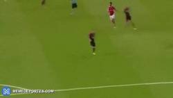 Enlace a GIF: ¡SORPRESA! Gol de Raúl Jiménez tras cantada de Neuer para empatar la eliminatoria