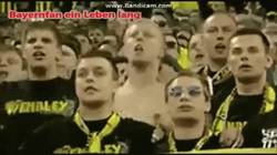 Enlace a GIF: Los aficionados de Dortmund durante el partido ante el Liverpool