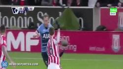 Enlace a GIF: El golazo de Harry Kane ante el Stoke City
