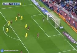 Enlace a GIF: Gol de Suárez que mete el 2-0 en el Camp Nou