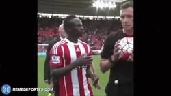 Enlace a GIF: El trolleo del árbitro central a Sadio Mané tras el Southampton vs City