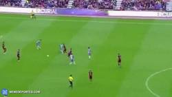 Enlace a GIF: Error defensivo del Espanyol que Messi aprovecha para habilitar a Suárez para el 2-0