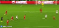Enlace a GIF: Y con este Golazo de Coke, el Sevilla se pone por delante del Liverpool
