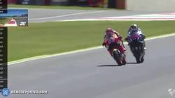 Enlace a GIF: Lorenzo gana tras adelantar a Márquez en el último segundo