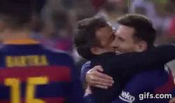 Enlace a GIF: Menudo cambio en la relación Luis Enrique-Messi, el abrazo más emotivo de la final de Copa