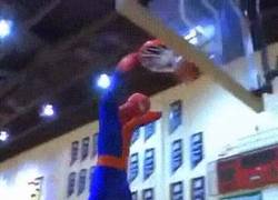 Enlace a GIF: Spider-Man haciendo mates como Vince Carter