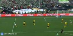 Enlace a GIF: El gol de Chicharito de cabeza que ponía el primero para México