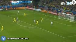 Enlace a GIF: Gol de Bastian que pone el 2-0 definitivo en el marcador frente a Ucrania