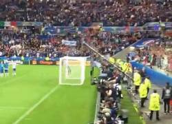 Enlace a GIF: El fail que pasó inadvertido de Buffon al celebrar el gol
