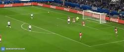 Enlace a GIF: Payet estuvo muy cerca de conseguir su 3er gol en la Euro, hubiera sido un golazo