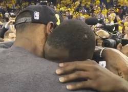 Enlace a GIF: A pesar de lo ocurrido, LeBron James y Green se dan un abrazo tras el partido deportivamente