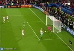 Enlace a GIF: Gooooool de Quaresma, primer tiro a portería en todo el partido y goooool