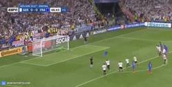 Enlace a GIF: El gol de penalti de Griezmann que adelantaba a Francia. Puede valer una final