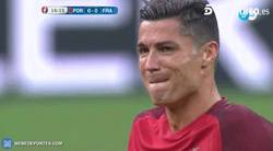 Enlace a GIF: Cristiano llorando desconsolado en el campo tras la entrada de Payet que no puede más