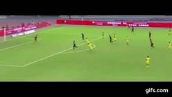 Enlace a GIF: El primer gol de Mkhiaryan con el Manchester United es contra su ex-equipo, BVB
