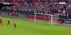 Enlace a GIF: El golazo de falta de Medrán (Valencia) frente al Feyenoord