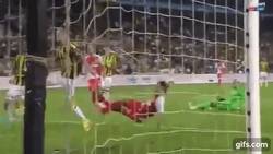 Enlace a GIF: Primer gol oficial de Falcao con el Monaco ante Fenerbahce en fase previa de UCL