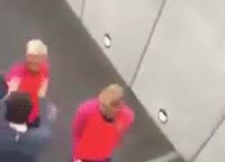 Enlace a GIF: Un aficionado se lanza desde varios metros de la grada para abrazar a Messi y... FAIL