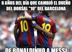 Enlace a Así fue cómo Messi heredó el 10 de Ronaldinho