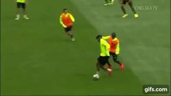 Enlace a GIF: BIENVENIDO KANTÉ. Diego Costa humilló a Kanté con un cañito en el entreno del Chelsea