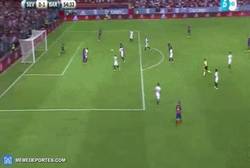 Enlace a GIF: Golazo del Barça, gran pase de Arda de pecho a Luis Suárez