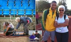 Enlace a Ésta es la sorprendente entrenadora de 74 años de Wayde Van Niekerk, récordman en 400m