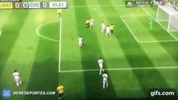 Enlace a GIF: El golazo de volea de Capoue frente al Chelsea