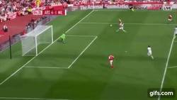 Enlace a GIF: Ljungberg desborda por la derecha, pase a Pirès que remata y gol. Como en los viejos tiempos