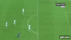 Enlace a GIF: El golazo de la jornada de selecciones europeas se lo lleva Tal Ben Chaim batiendo a Buffon