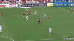 Enlace a GIF: ¡Lo sigue petando el pequeño Hazard! Thorgan vuelve a sacársela, esta vez en la Bundesliga