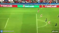 Enlace a GIF: Cavani anota el primer gol de la Champions League en 44 seg ante el Arsenal