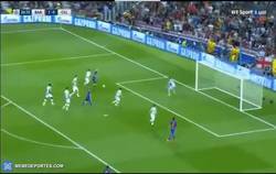 Enlace a GIF: Messi marca el segundo frente al Celtic 