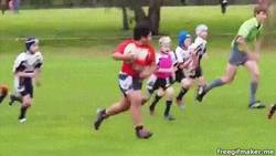 Enlace a GIF: Este chico destroza él solo a un equipo entero de rugby