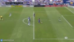 Enlace a GIF: ¡Gol de Neymar a pase de Suárez que pone el tercero del Barça!
