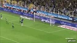 Enlace a Gif: Se grita como un gol, espectacular salvada de un defensor en la liga de Turquía