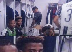 Enlace a ¿Pero qué está haciendo Alves en el vestuario de la Juventus?