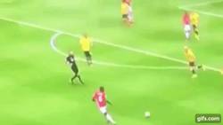 Enlace a GIF: Tantas críticas a Pogba y nadie se fija en este magnífico pase de gol que hizo ante el Watford