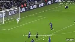 Enlace a GIF: Atentos al jugadón que nos dejaron ayer Hazard y con definición de Fabregas ante el Leicester