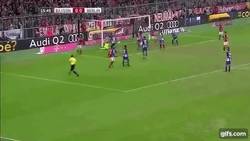 Enlace a GIF: ¡PERO QUÉ GOLAZO! Ribery le quiebra la cintura a Pekarik en el Bayern-Hertha