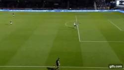 Enlace a GIF: Marcus Rashford vuelve a debutar con gol en la última competición que le faltaba