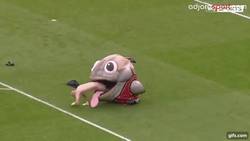 Enlace a GIF: La mascota del Derby County se traga a un entrenador y vomita los restos