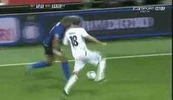 Enlace a GIF: Hace unos años Zlatan le marcaba este golazo al Bologna a pase de Adriano. Ayer el Inter empató