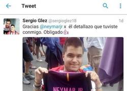 Enlace a LAMENTABLE: Se ríen del discapacitado que recibió la camiseta de Neymar