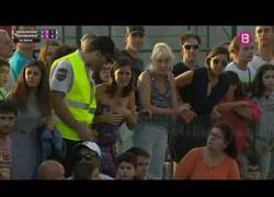 Enlace a VÍDEO: Lo nunca visto. Una mujer detiene el partido de tenis de Rafa Nadal y John McEnroe