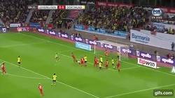 Enlace a GIF: El Leverkusen pone el 1 a 0 con este gol de Mehmedi