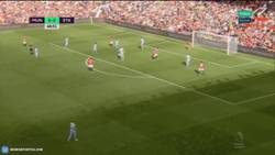 Enlace a GIF: El golazo de Martial que adelanta al Manchester United
